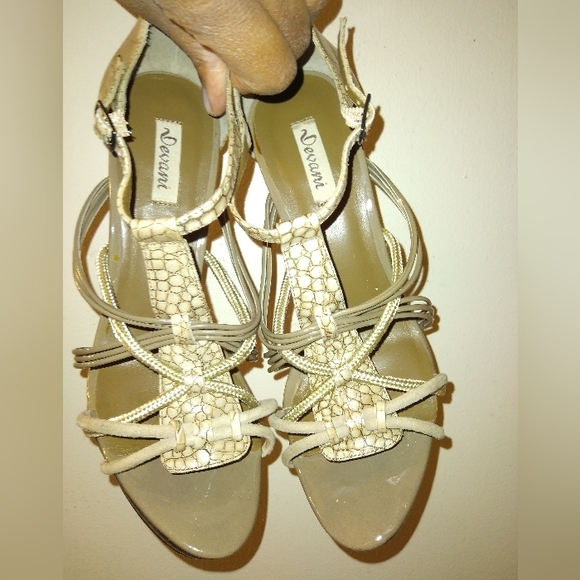 Devani Strappy Pumps with Croc Printed Heel Bone/Bone Leather Size 8.5 - Picture 2 of 5